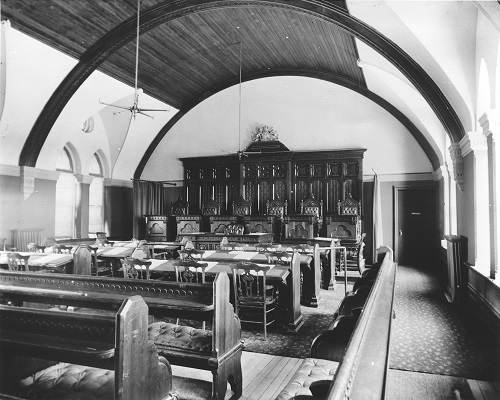 La salle d'audience de l'ancien édifice de la Cour