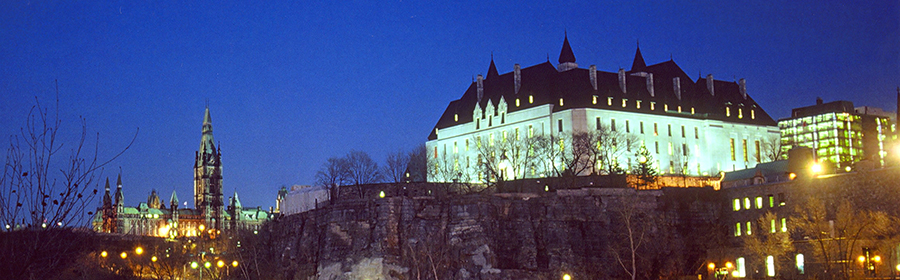 Édifice de la Cour suprême du Canada vue de nuit depuis la rivière