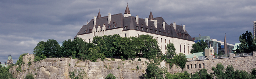 Édifice de la Cour suprême du Canada vue de la rivière