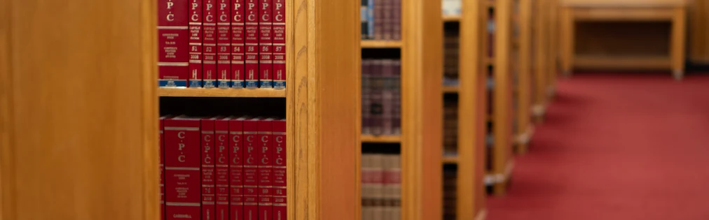 Des livres sur des étagères dans l'édifice de la Cour suprême