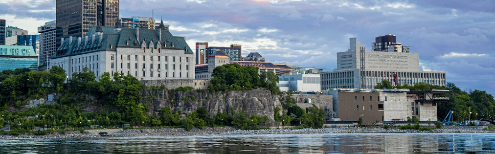 L’édifice de la Cour suprême du Canada vu de la rivière des Outaouais
