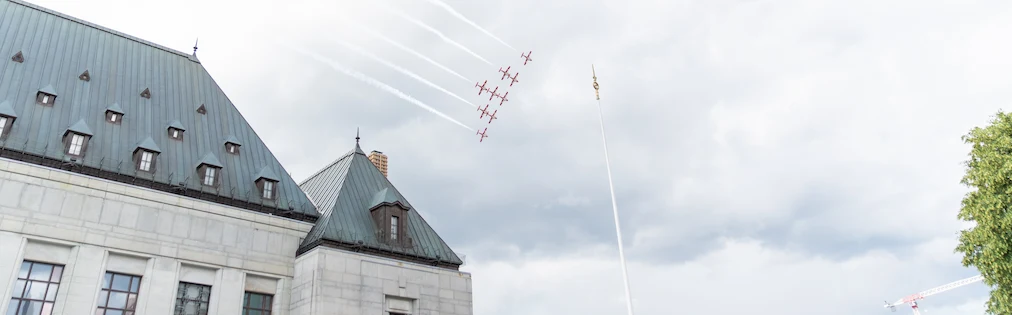 Plan rapproché de la toiture de l’édifice de la Cour suprême du Canada