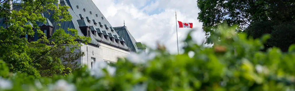 Le drapeau canadien qui flotte devant l’édifice de la Cour suprême du Canada