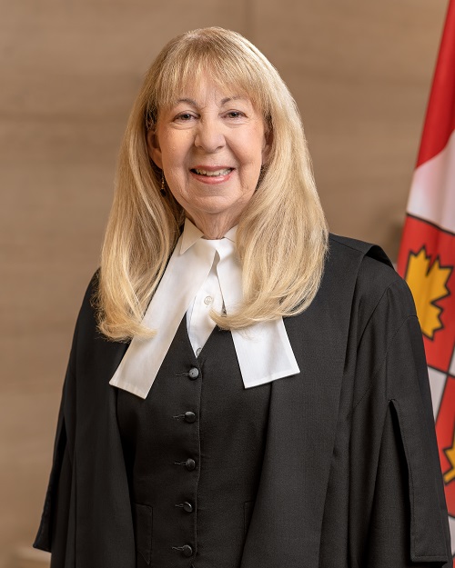 Photo officielle de l'honorable Mary T. Moreau portant sa toge noire.