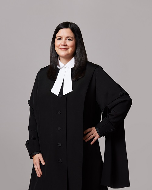 Photo officielle de l'honorable Michelle O'Bonsawin portant sa toge noire.