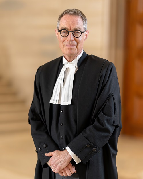 Photo officielle de l'honorable Nicholas Kasirer portant sa toge noire.