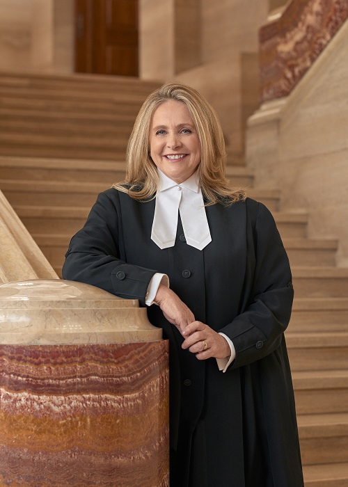 Photo officielle de l'honorable Sheilah L. Martin portant sa toge noire.