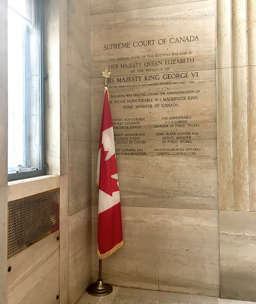 La plaque commémorative de la visite royale