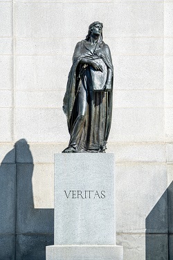 Plan large de la statue Veritas (Vérité)