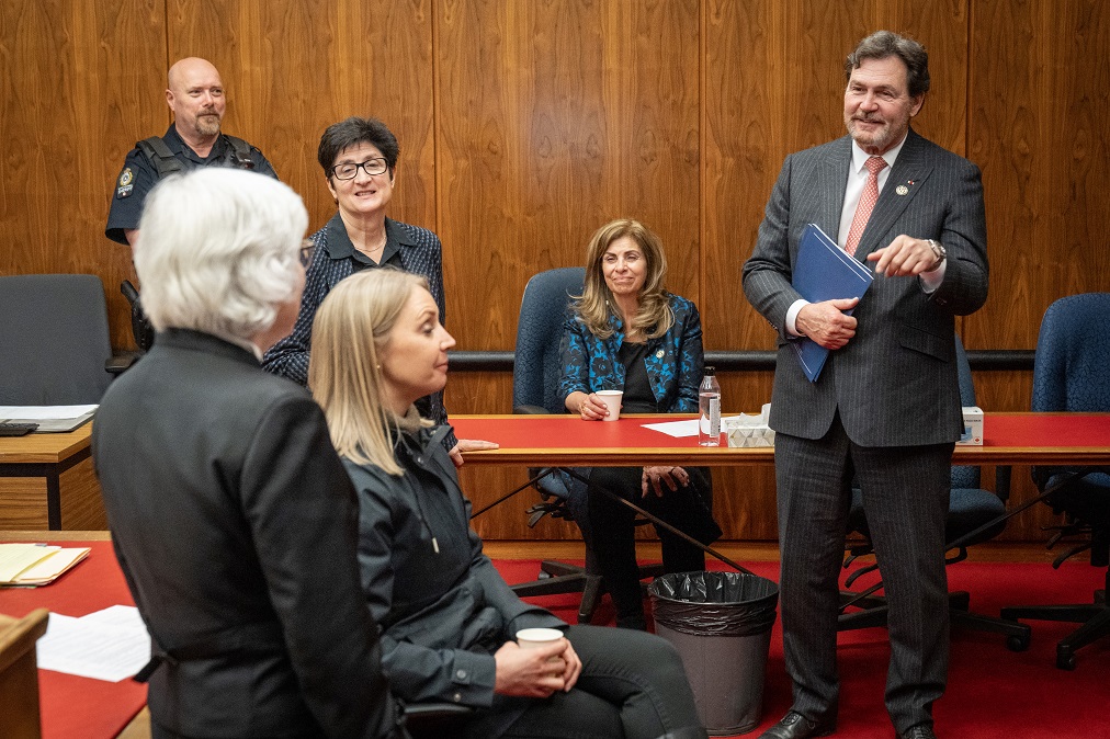 Le juge en chef parle aux participants à la Victoria Integrated Court