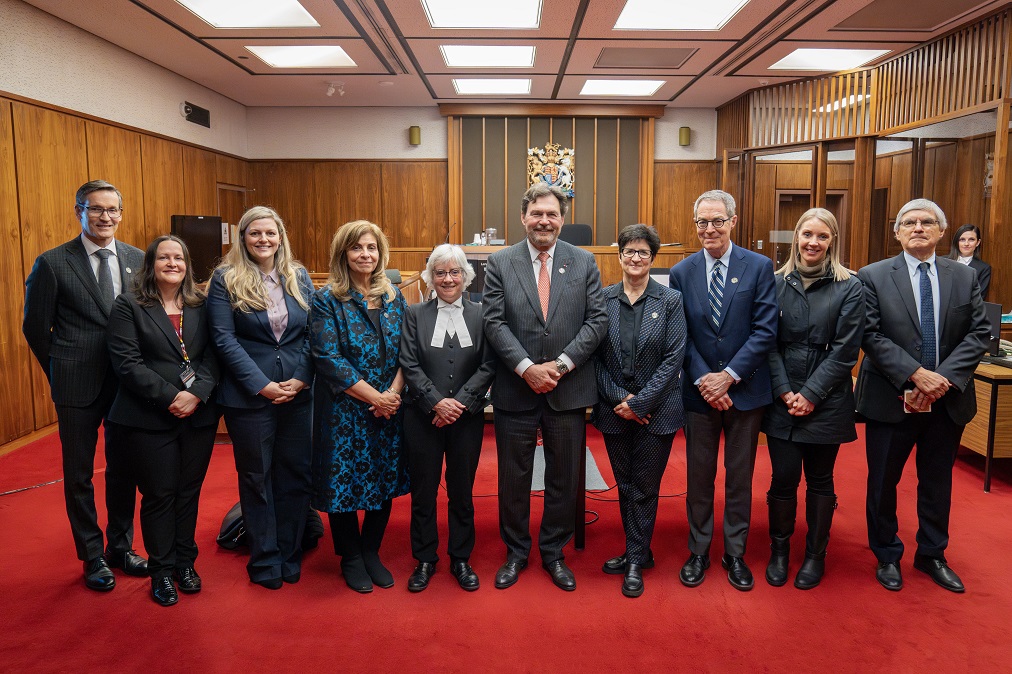 Une photo de groupe du juge en chef, des juges et des participants de la Victoria Integrated Court