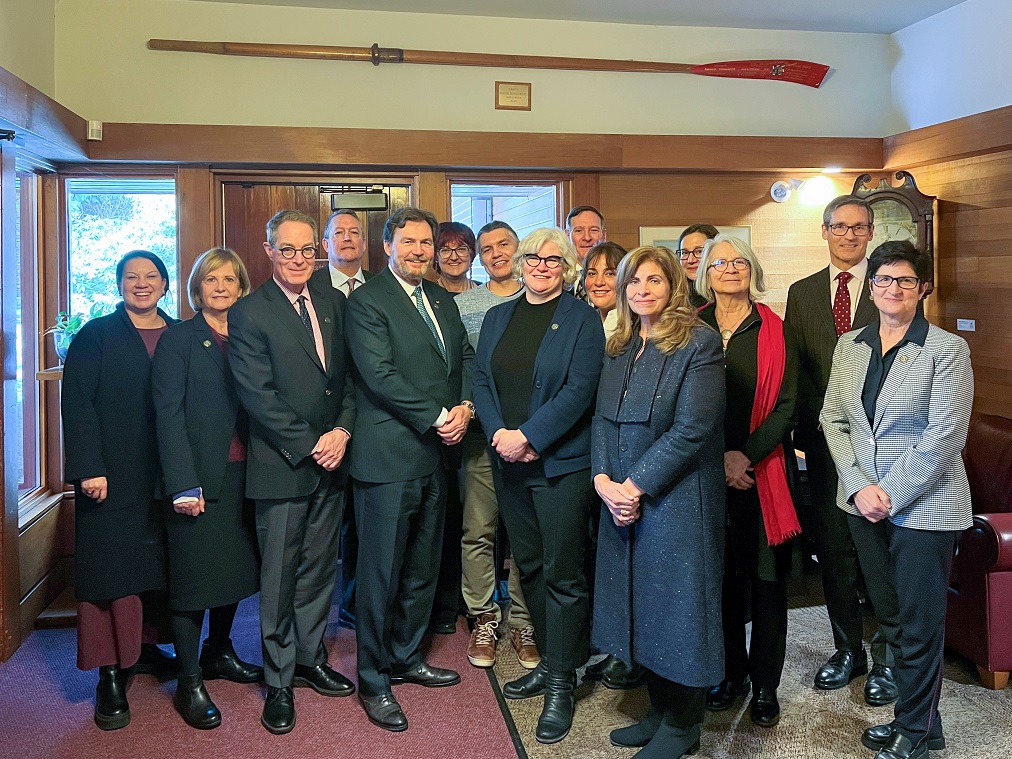 Une photo de groupe du juge en chef, des juges et des membres de la faculté de droit de University of Victoria