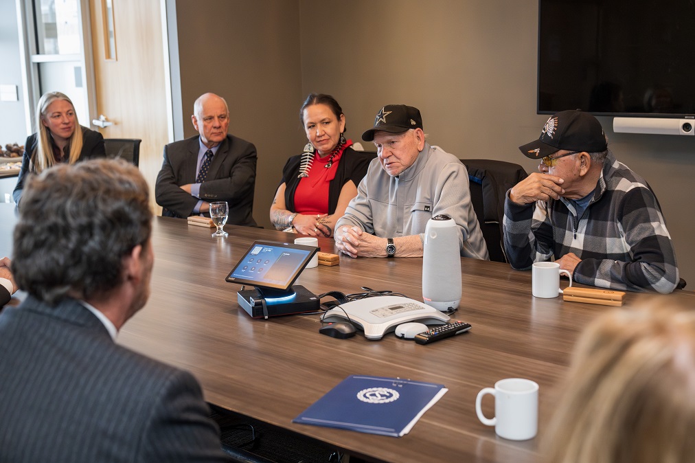 Le juge en chef assis à une table avec les sages de la Duncan First Nations Court