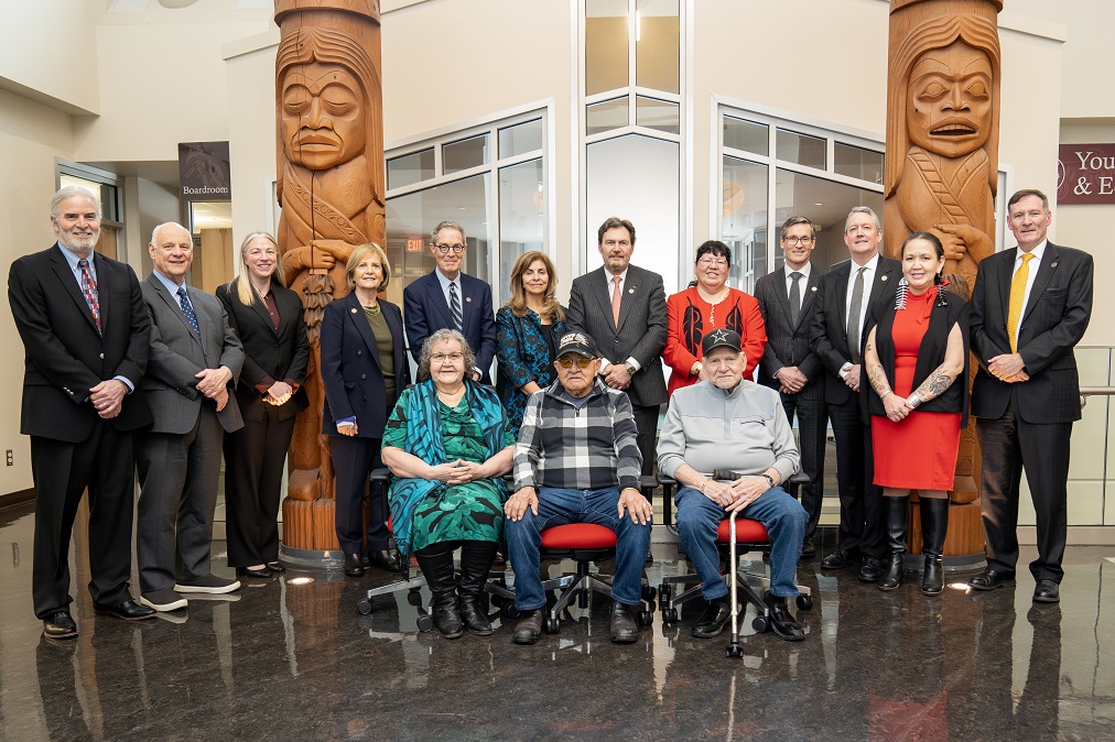 Une photo de groupe du juge en chef, des juges et des sages de la Duncan First Nations Court