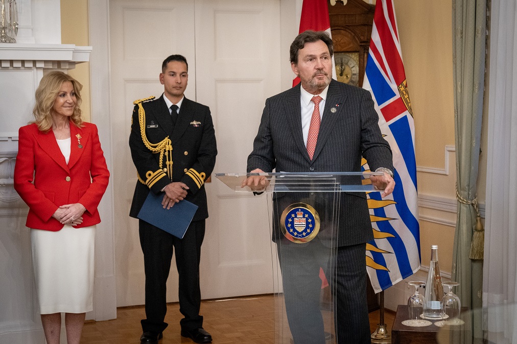 Le juge en chef parle derrière un podium avec la lieutenante-gouverneure de la Colombie-Britannique à ses côtés