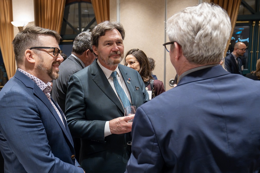 Le juge en chef Richard Wagner discute avec des membres de la communauté juridique lors d’une réception