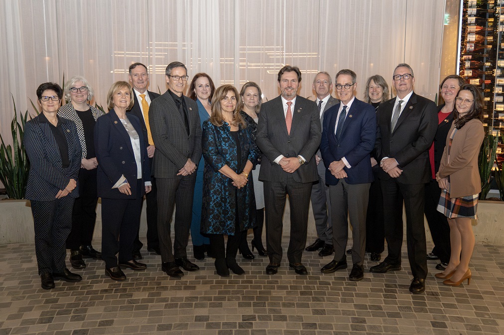 Une photo de groupe du juge en chef, des juges et du comité organisateur pour la visite à Victoria