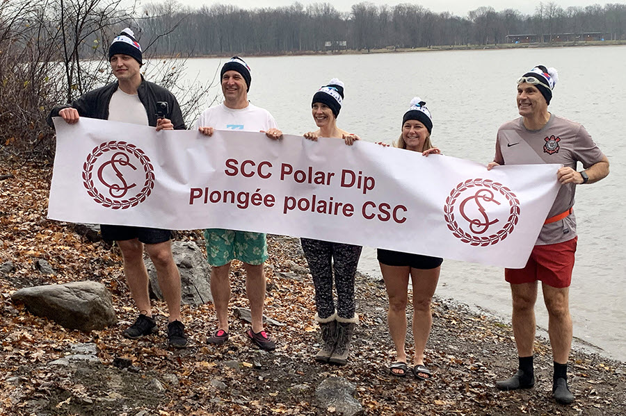 Les participants tiennent la bannière « Plongée polaire CSC »