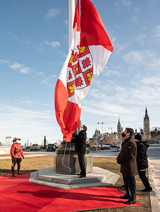 Lever du drapeau à l’extérieur de l’édifice